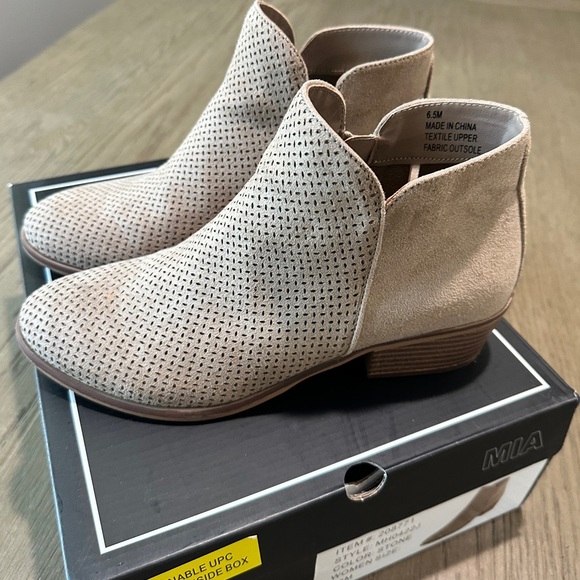 MIA Suede Ankle Booties Side Zip Size 6.5 Stone - Picture 3 of 9